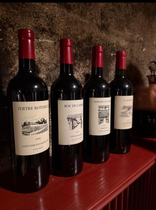 Bouteilles alignées en cave